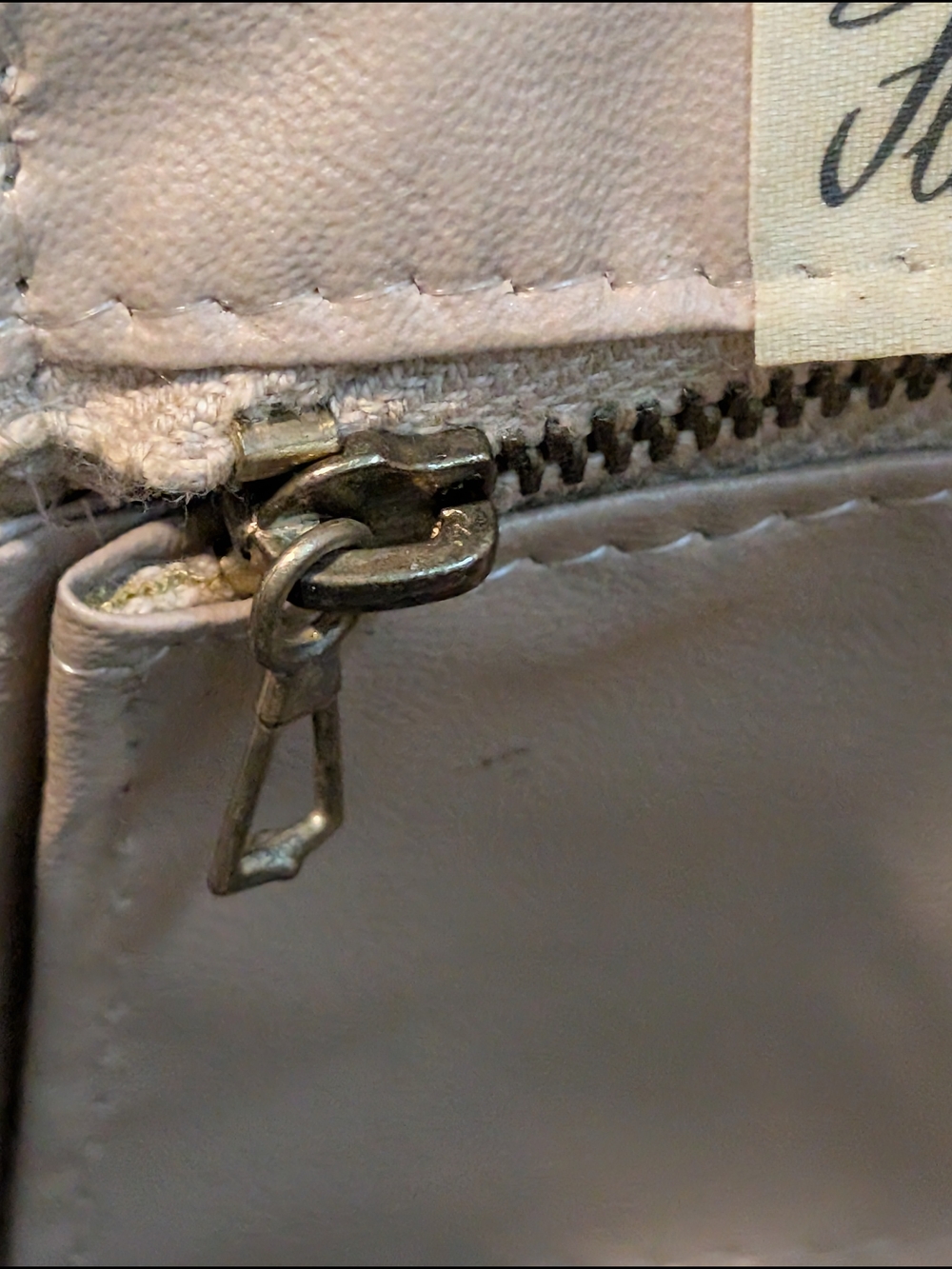 Vintage Beige Leather Shoulder Bag with Zip Pocket - Picture 13 of 15